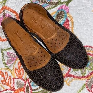 La Pinta Haven shoe size 38 Black Tan slip on elastic side panel leather upper